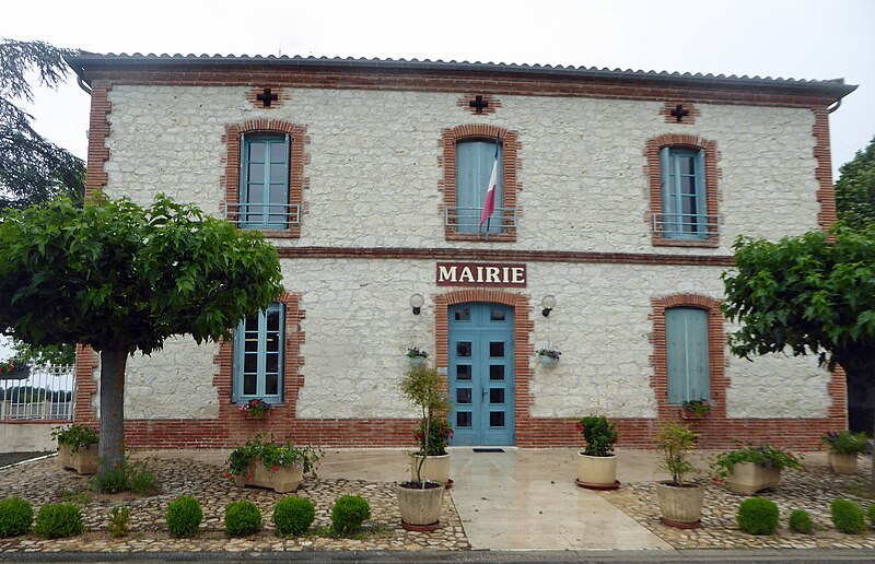 Magnificent Manor House with Separate Single-Storey House