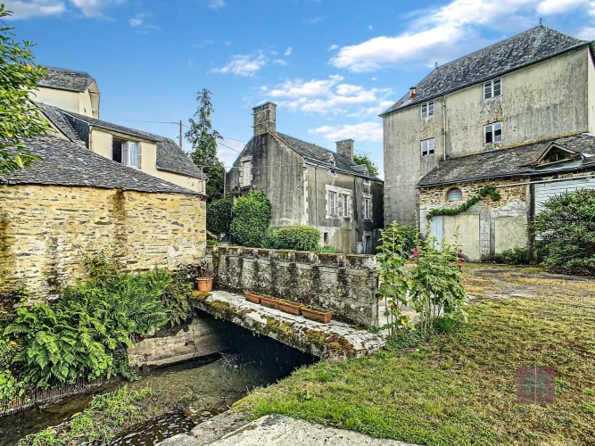 2 Huizen en Voormalige Molen te Renoveren op 2,4ha met Rivier en Molenbeek